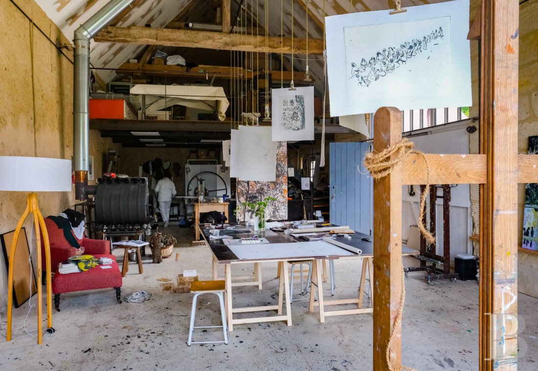 A artists' house with a cluster of small houses on the way to Le Mans - photo  n°10